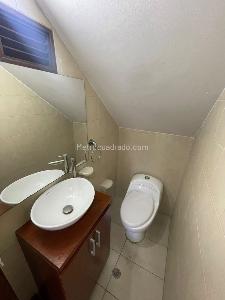 Casa de 5 alcobas en arriendo en Los Balsos, Medellín, 407 m² · foto 9 de 20