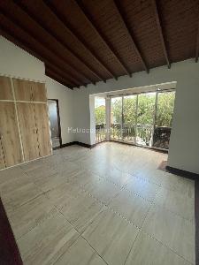 Casa de 5 alcobas en arriendo en Los Balsos, Medellín, 407 m² · foto 10 de 20