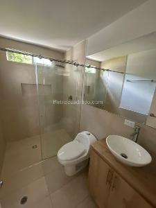 Casa de 5 alcobas en arriendo en Los Balsos, Medellín, 407 m² · foto 13 de 20