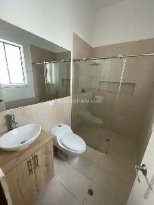 Casa de 5 alcobas en arriendo en Los Balsos, Medellín, 407 m² · foto 19 de 20