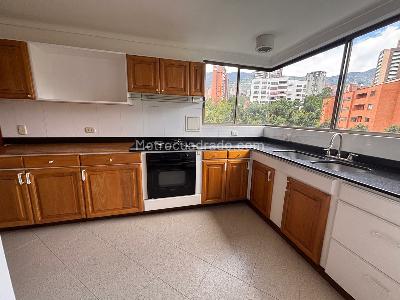 Apartamento de 4 alcobas en arriendo en Loma De Los Parra, Medellín, 213 m² · foto 3 de 14