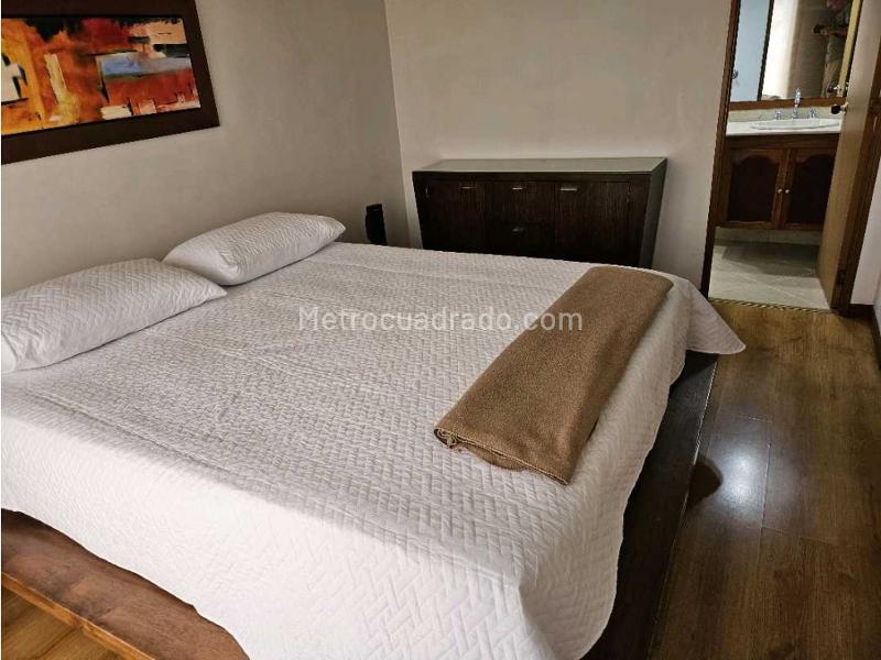 Spacious 3BR Apartment with Private Baths in Poblado Castropol - 9