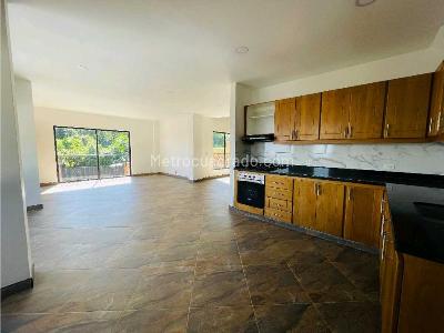 Casa de 5 alcobas en arriendo en Loma El Escobero, Envigado, 698 m² · foto 2 de 20
