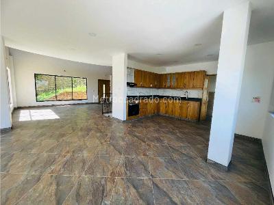 Casa de 5 alcobas en arriendo en Loma El Escobero, Envigado, 698 m² · foto 4 de 20