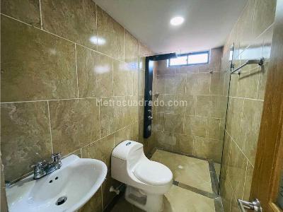 Casa de 5 alcobas en arriendo en Loma El Escobero, Envigado, 698 m² · foto 6 de 20