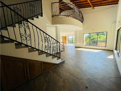 Casa de 5 alcobas en arriendo en Loma El Escobero, Envigado, 698 m² · foto 9 de 20