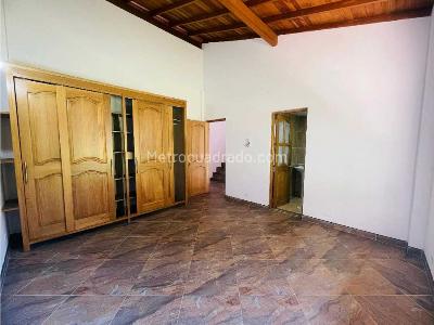 Casa de 5 alcobas en arriendo en Loma El Escobero, Envigado, 698 m² · foto 10 de 20
