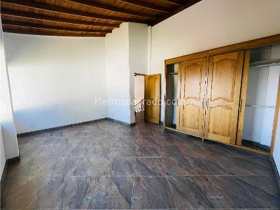 Casa de 5 alcobas en arriendo en Loma El Escobero, Envigado, 698 m² · foto 12 de 20