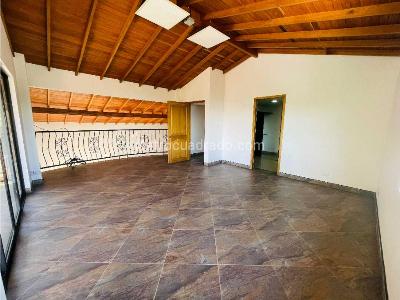 Casa de 5 alcobas en arriendo en Loma El Escobero, Envigado, 698 m² · foto 13 de 20