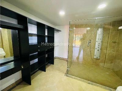 Casa de 5 alcobas en arriendo en Loma El Escobero, Envigado, 698 m² · foto 16 de 20