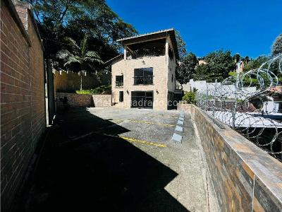 Casa de 5 alcobas en arriendo en Loma El Escobero, Envigado, 698 m² · foto 19 de 20
