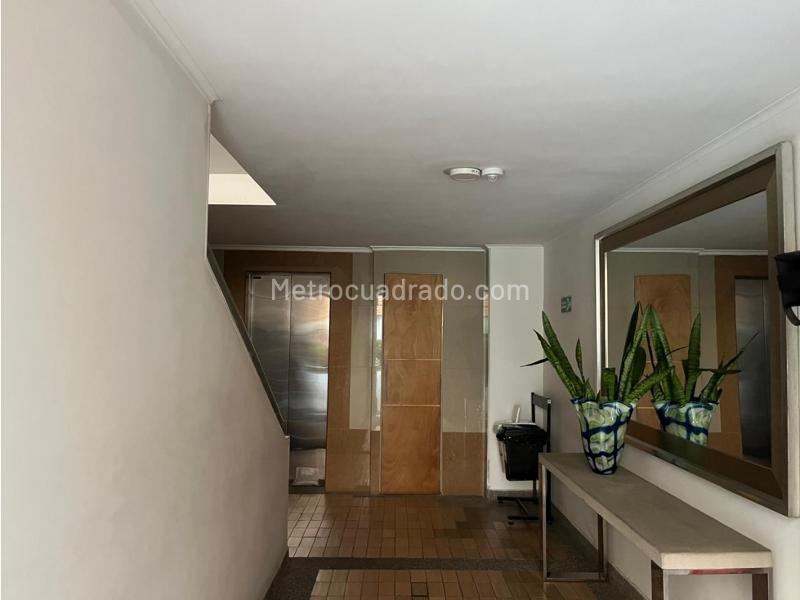 Apartamento Amoblado de 4 Alcobas en Poblado - 2