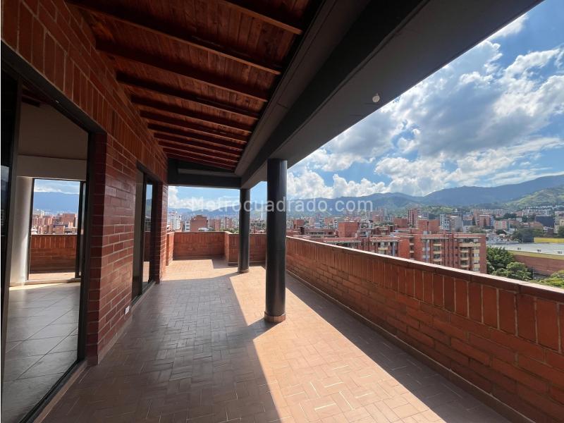 Spacious 4-Bedroom Penthouse in Laureles
