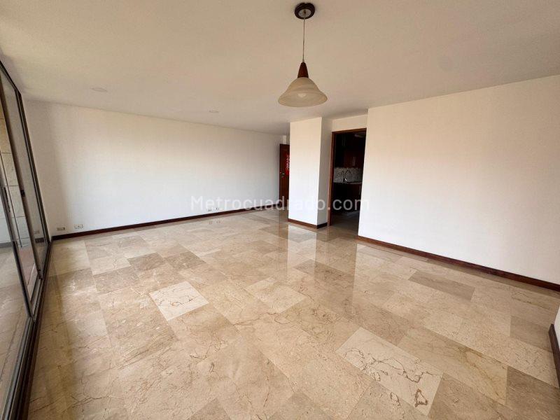 Spacious 3BR Apartment in Los Balsos, Poblado - 2