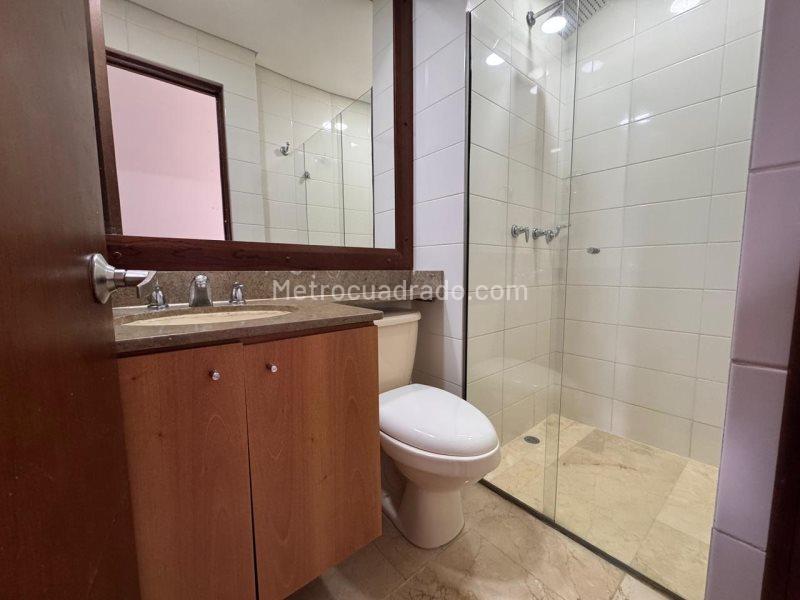 Spacious 3BR Apartment in Los Balsos, Poblado - 8