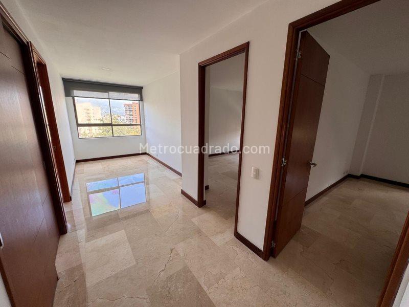 Spacious 3BR Apartment in Los Balsos, Poblado - 9