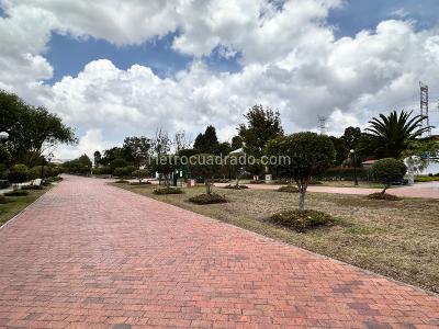 Casa de 5 alcobas en venta en Quintas De Serrezuela, Mosquera, 600 m² · foto 3 de 20