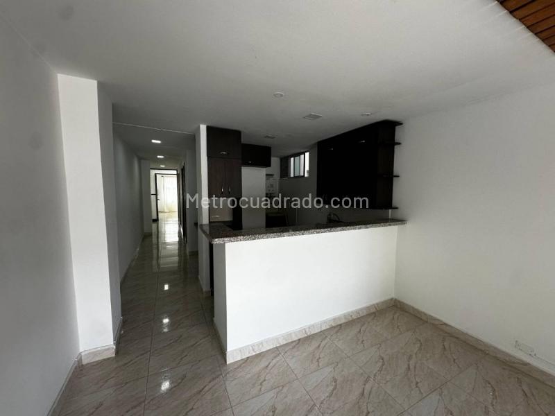 Spacious 3BR Apartment with Open Kitchen in Calasanz - 3