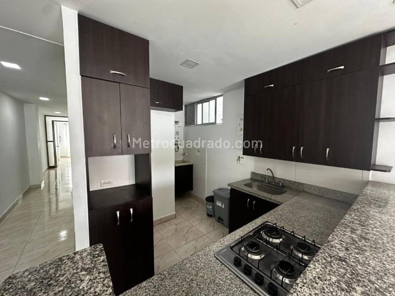 Spacious 3BR Apartment with Open Kitchen in Calasanz - 4