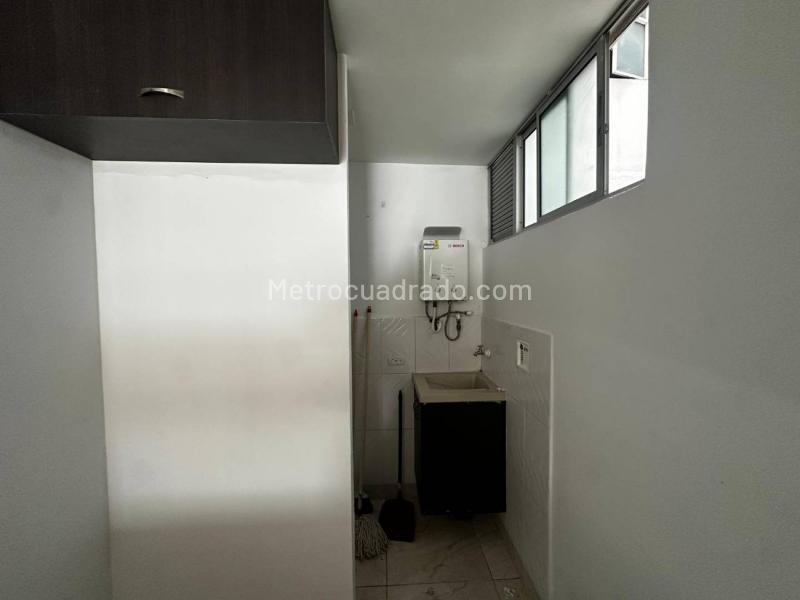 Spacious 3BR Apartment with Open Kitchen in Calasanz - 5