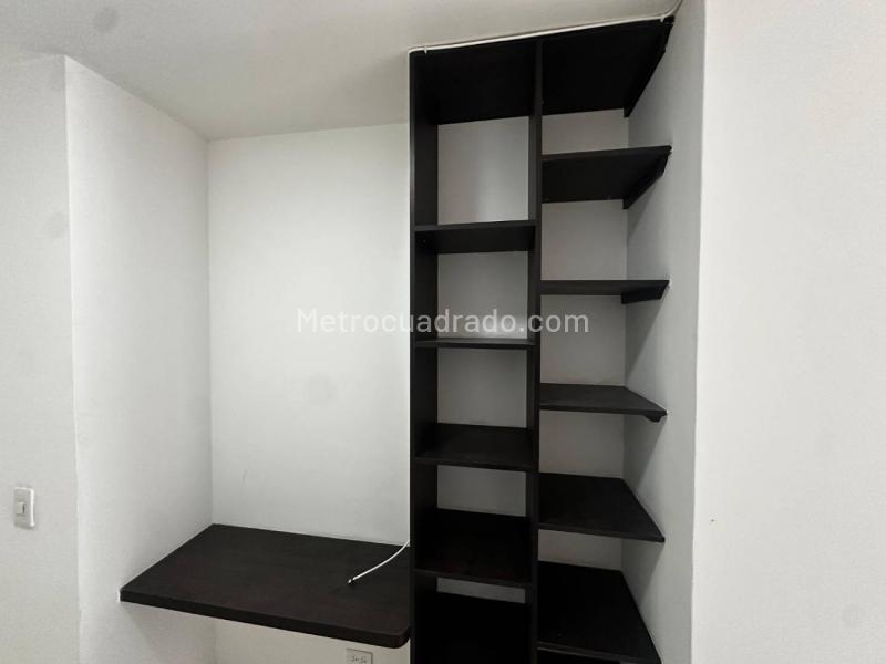 Spacious 3BR Apartment with Open Kitchen in Calasanz - 7