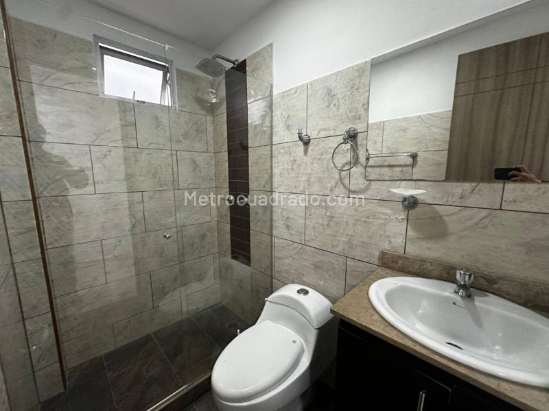 Spacious 3BR Apartment with Open Kitchen in Calasanz - 8