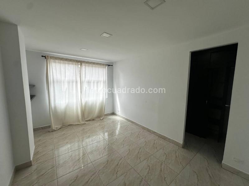 Spacious 3BR Apartment with Open Kitchen in Calasanz - 9