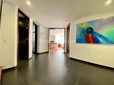 Apartamento de 3 alcobas en venta en El Virrey, Bogotá, 207 m² · foto 2 de 20