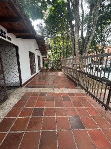 Casa de 5 alcobas en venta en Tequendama, Cali, 252 m² · foto 2 de 13