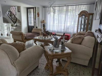 Casa de 5 alcobas en venta en Villa Hermosa, Medellín, 393 m² · foto 2 de 20