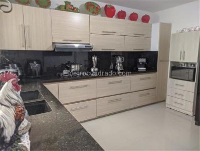 Casa de 5 alcobas en venta en Villa Hermosa, Medellín, 393 m² · foto 6 de 20
