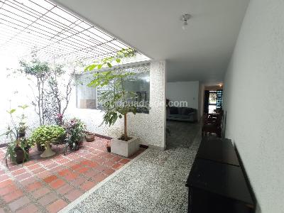 Casa de 5 alcobas en arriendo en Estadio Florida Nueva, Medellín, 375 m² · foto 18 de 20