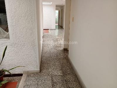 Casa de 5 alcobas en arriendo en Estadio Florida Nueva, Medellín, 375 m² · foto 8 de 20