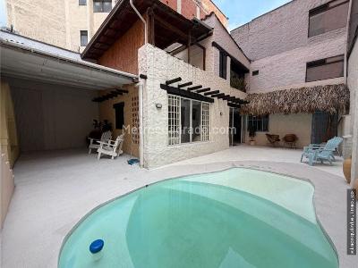 Casa en venta en El Nogal, Medellín · foto 2 de 17