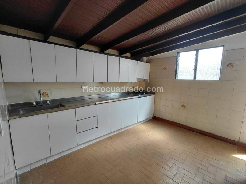 Spacious 4BR Apartment in San Joaquin