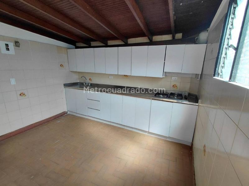 Spacious 4BR Apartment in San Joaquin - 2