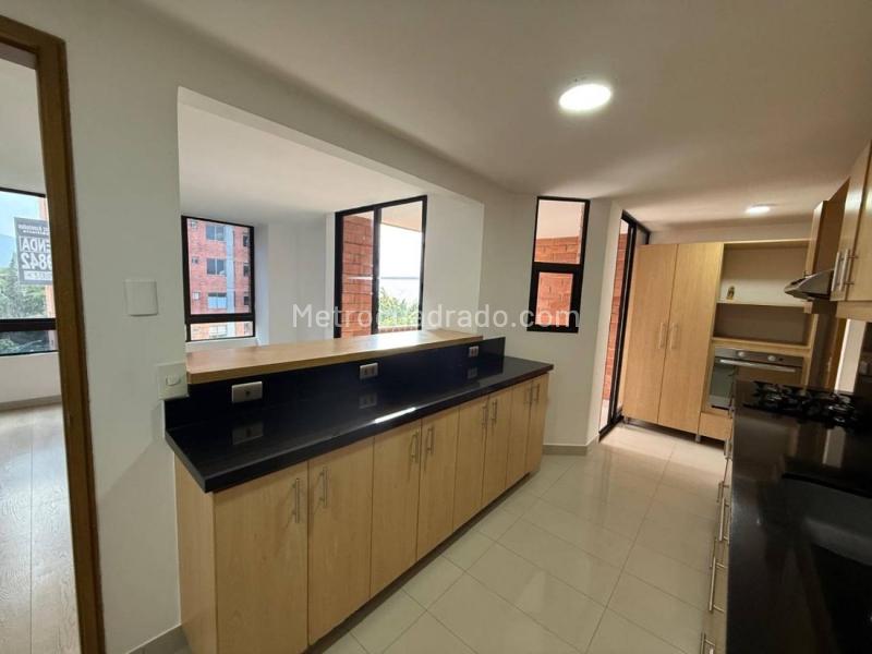 4BR Apartment in Los Balsos with Balcony & Double Parking - 3