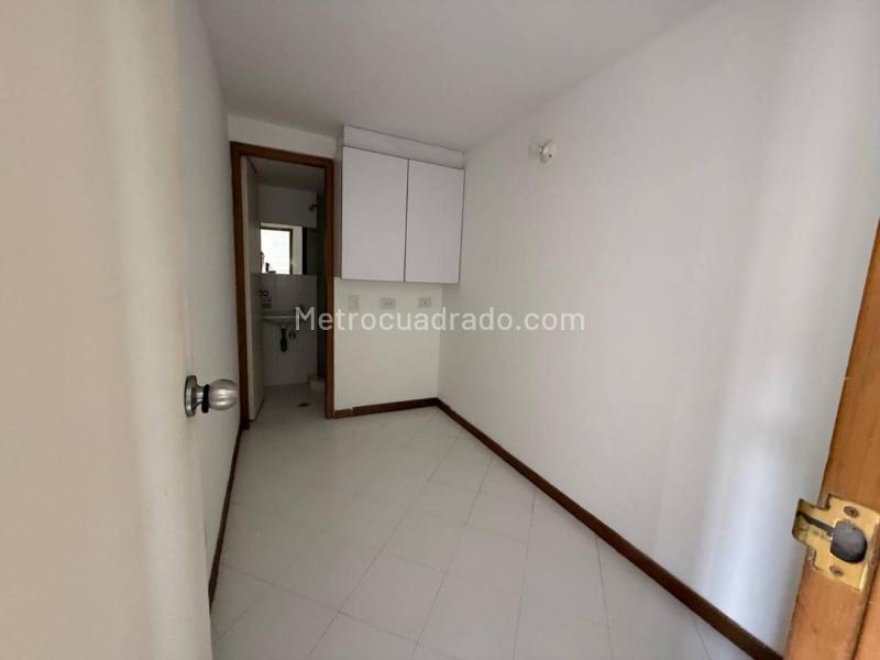 4BR Apartment in Los Balsos with Balcony & Double Parking - 4