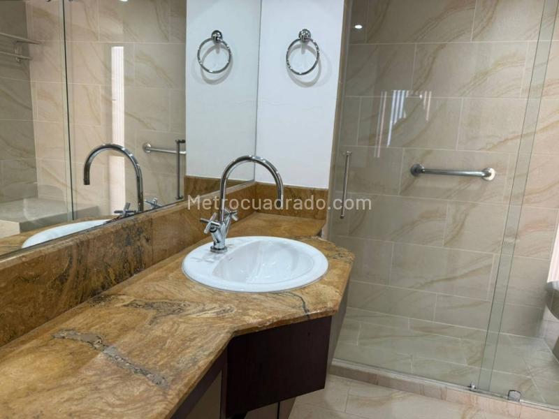 4BR Apartment in Los Balsos with Balcony & Double Parking - 7