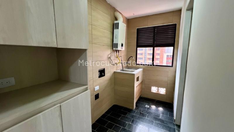 Duplex Amplio de 4 Alcobas en Laureles - 3