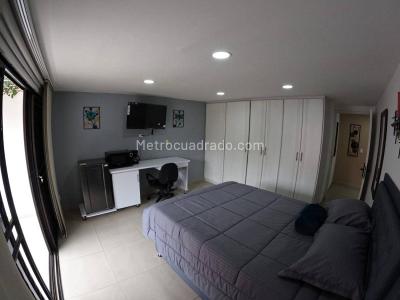 Casa de 5 alcobas en venta en Calasanz, Medellín, 213 m² · foto 2 de 20