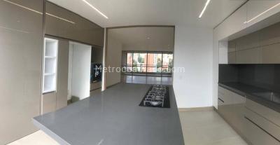 Apartamento de 3 alcobas en arriendo en El Poblado, Medellín, 230 m² · foto 14 de 17