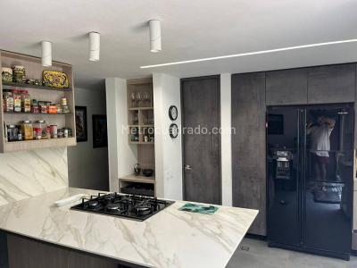Apartamento de 3 alcobas en venta en El Poblado, Medellín, 150 m² · foto 3 de 20