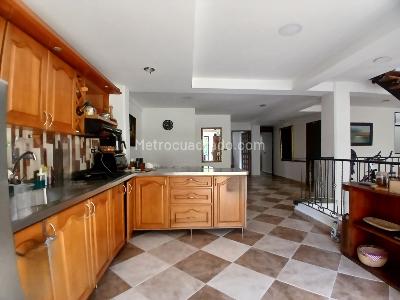 Apartamento de 3 alcobas en arriendo en Los Colores, Medellín, 200 m² · foto 4 de 20