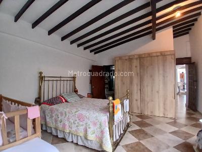 Apartamento de 3 alcobas en arriendo en Los Colores, Medellín, 200 m² · foto 15 de 20