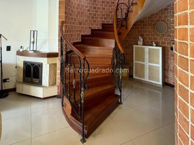 Casa de 4 alcobas en arriendo en Loma Del Escobero, Envigado, 300 m² · foto 3 de 20