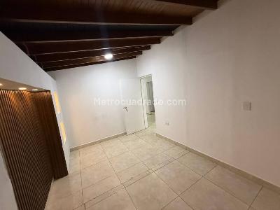 Casa de 5 alcobas en arriendo en La Castellana, Medellín, 190 m² · foto 15 de 20