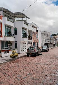 Casa de 5 alcobas en venta en Urbanizacion Las Quintas, Tunja, 215 m² · foto 2 de 20