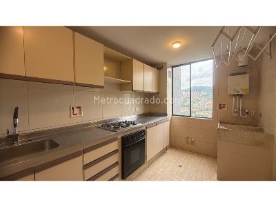 Apartamento de 2 alcobas en venta en Loma De Los Bernal, Medellín, 75 m² · foto 2 de 14