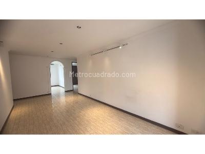 Apartamento de 2 alcobas en venta en Loma De Los Bernal, Medellín, 75 m² · foto 3 de 14